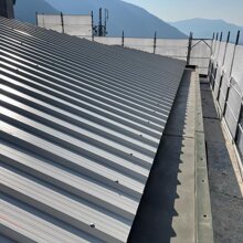 Copertura con pannelli grecati Dach 40 Alubel in lamiera color bianco-grigio