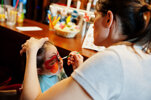 preparazione-al-concetto-di-pasqua-donna-che-fa-il-trucco-dell-acqua-per-la-bambina.jpeg