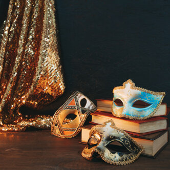 diversi-tipi-di-tre-maschera-di-carnevale-sulla-pila-di-libri-con-tessuto-paillettes-glitter-su-scrivania-legno.jpeg