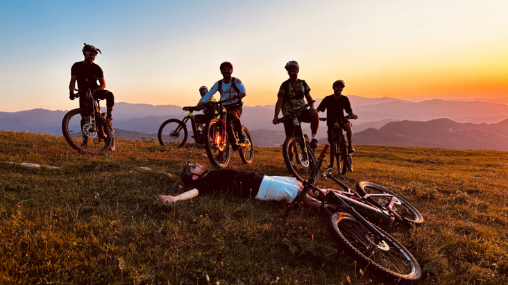 mountain biker su strada sterrata che porta al Pizzo d'Evigno