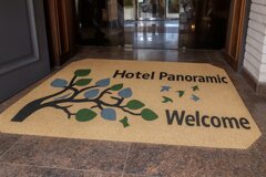 zerbino cocco personalizzato ingresso hotel.jpeg