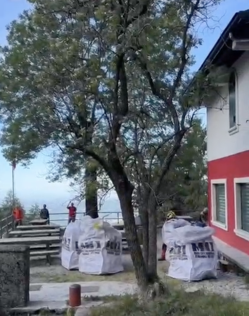 Zaini rimasti in Capanna Monza