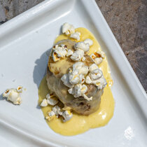 Fagottino di pollo marinato al rosmarino con crema di mais e pop corn