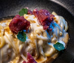 Tajarin con crema di seirass, salsiccia di Bra e ristretto di sugo d'arrosto