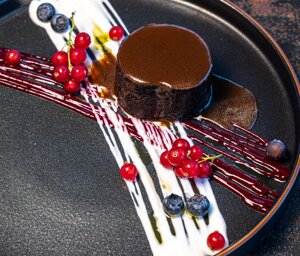 Brasato al cortese con frutti di bosco e yogurt
