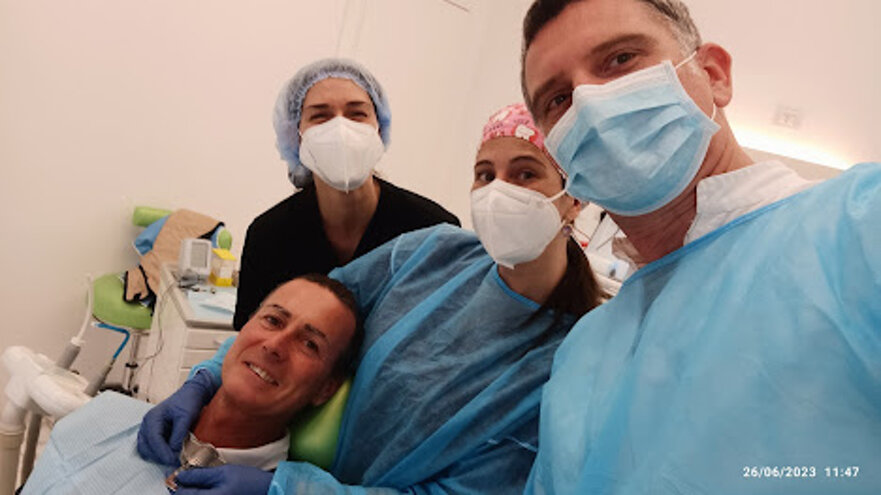 Team dello studio dentistico Dott. Romano a Roma Prati durante un intervento a via Cicerone 44 a Roma