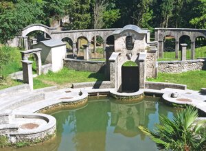 eyJkZSI6IklsIHZpdHRvcmlhbGUgTGFnbyBkaSBHYXJkYSJ9