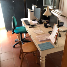 Una vista dello studio al piano terra della casa colonica ristrutturata a Senigallia