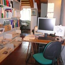 Una vista dello studio al piano terra della casa colonica ristrutturata a Senigallia