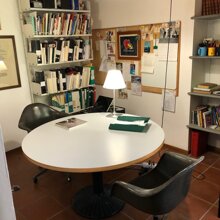 Una vista dello studio al piano terra della casa colonica ristrutturata a Senigallia