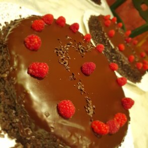 Sacher torte classica con lamponi freschi