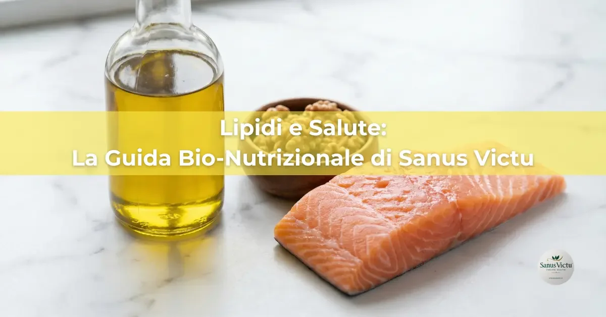 Fonti di lipidi sani: olio d'oliva, noci e salmone su superficie in marmo per la guida bio-nutrizionale Sanus Victu.