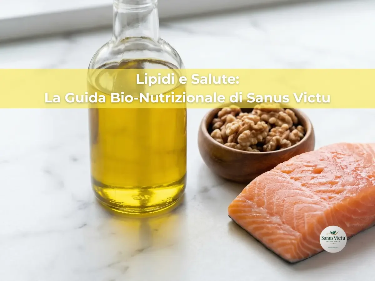 Fonti di lipidi sani: olio d'oliva, noci e salmone su superficie in marmo per la guida bio-nutrizionale Sanus Victu.