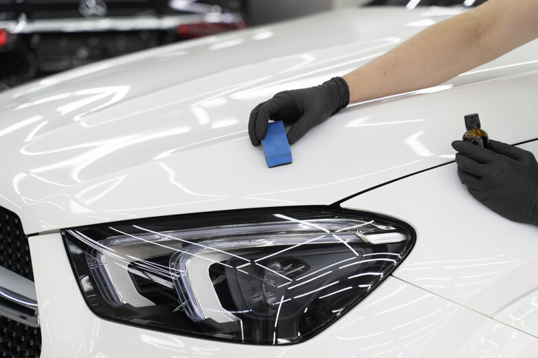 primo-piano-sul-processo-di-cura-dell-auto (1).jpeg