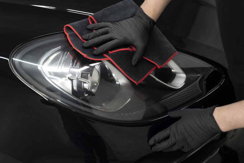 primo-piano-sul-processo-di-cura-dell-auto (3).jpeg