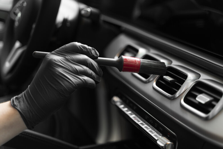 primo-piano-sul-processo-di-cura-dell-auto.jpeg