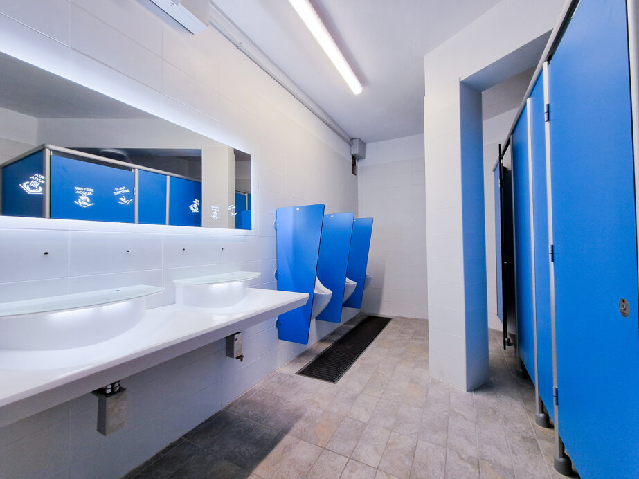 pareti galleria hpl con piano lavabo con erogatori acqua-sapone-aria.jpeg