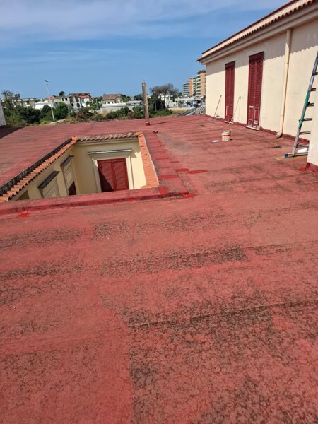 Copertura impermeabilizzata con segni di deterioramento prima del recupero