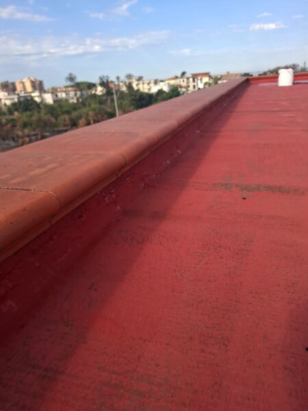 Bordo della copertura con segni di deterioramento dell'impermeabilizzazione