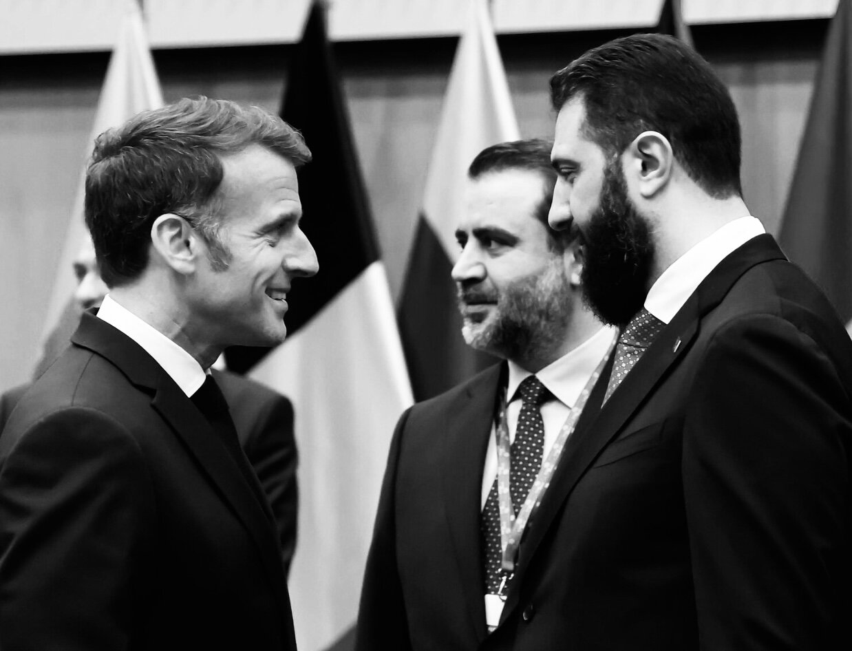 Ahmed al-Charaa e la riconciliazione diplomatica della Siria: l&rsquo;apertura internazionale e l&rsquo;annuncio del ritiro della Siria dalla lista americana degli Stati sostenitori del terrorismo. 