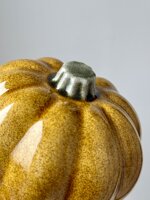 ochre-spice-zucca-decorativa-artigianale-in-ceramica-giallo-ocra-puntinato ochre-spice-zucca-decorativa-artigianale-in-ceramica-giallo-ocra-puntinato