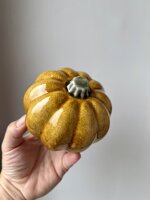 ochre-spice-zucca-decorativa-artigianale-in-ceramica-giallo-ocra-puntinato ochre-spice-zucca-decorativa-artigianale-in-ceramica-giallo-ocra-puntinato