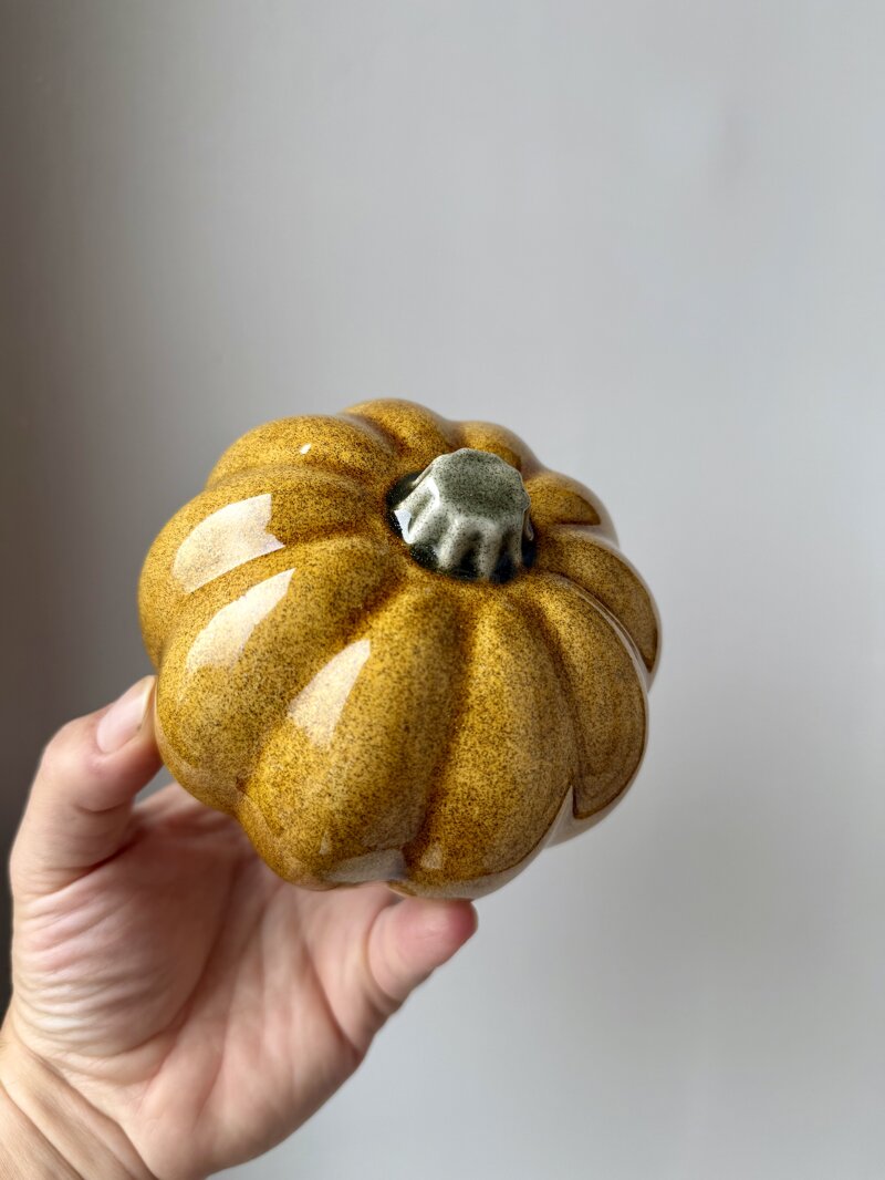 ochre-spice-zucca-decorativa-artigianale-in-ceramica-giallo-ocra-puntinato ochre-spice-zucca-decorativa-artigianale-in-ceramica-giallo-ocra-puntinato