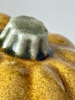 ochre-spice-zucca-decorativa-artigianale-in-ceramica-giallo-ocra-puntinato ochre-spice-zucca-decorativa-artigianale-in-ceramica-giallo-ocra-puntinato