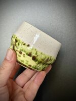 tazzabicchiere-in-ceramica-artigianale-smalto-bicolore-verde-muschio-e-beige-speckle tazzabicchiere-in-ceramica-artigianale-smalto-bicolore-verde-muschio-e-beige-speckle