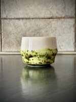 tazzabicchiere-in-ceramica-artigianale-smalto-bicolore-verde-muschio-e-beige-speckle tazzabicchiere-in-ceramica-artigianale-smalto-bicolore-verde-muschio-e-beige-speckle