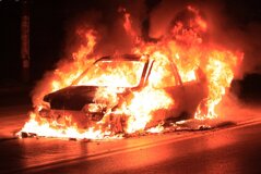 auto-in-fiamme.jpeg auto-in-fiamme.jpeg