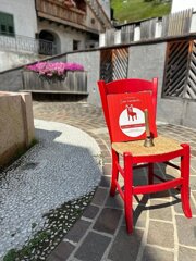 la_sedia_rossa_vicino_alla_fontana_2.jpeg