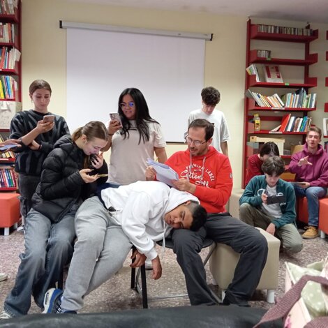 manuel%20spiega%20commedia.jpeg