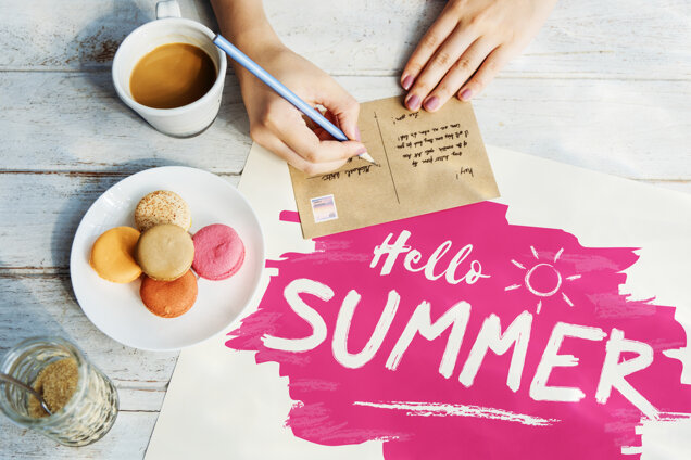 donna-che-scrive-una-cartolina.jpeg donna-che-scrive-una-cartolina.jpeg