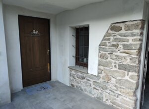 finestra%20con%20inferiata%20e%20trave%20in%20legno.jpeg
