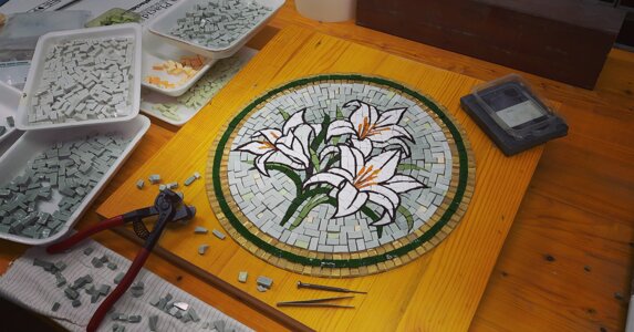 eyJlbiI6IlNpbWJvbG8gR2lnbGkgcGVyIGFsdGFyZSBTYW4gR2l1c2VwcGUifQ==