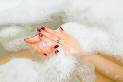 16481749-il-mano-di-un-giovane-ragazza-nel-il-acqua-con-schiuma-nel-vasca-da-bagno-foto.jpeg 16481749-il-mano-di-un-giovane-ragazza-nel-il-acqua-con-schiuma-nel-vasca-da-bagno-foto.jpeg