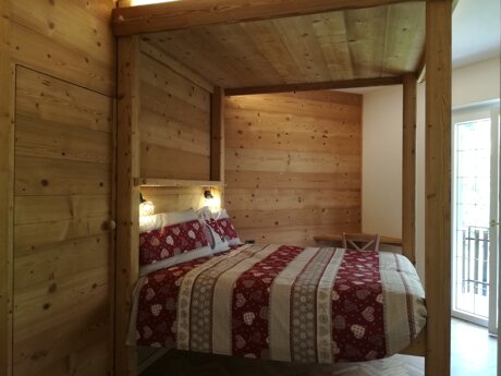 camera in legno con letto baldacchino camera in legno con letto baldacchino