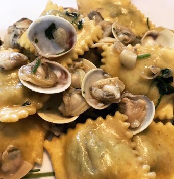 ravioli all'ortica bio con vongole di Cattolica