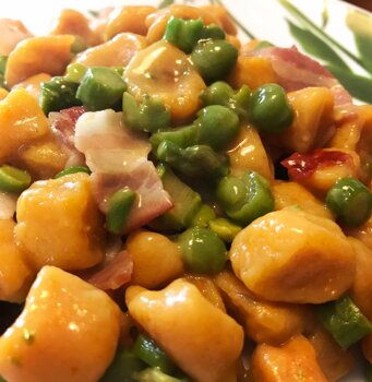 Gnocchi di zucca con pancetta affumicata e piselli