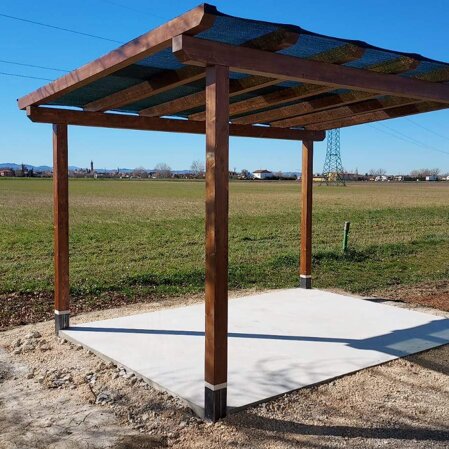 Pergolato autoportante Pergolato autoportante su platea anch'essa da noi realizzata
