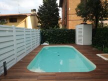 Piscina con parete divisoria e cabina