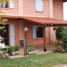 Tettoia con pensilina collegata