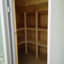 Casetta con scaffalature Scaffali personalizzati