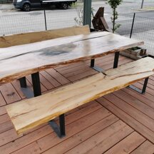 Tavolo da esterno Tavolo da esterno realizzato su misura con due panche, con e senza poggia schiena