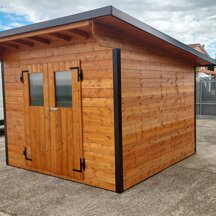 Casetta MQ 8 Casetta di MQ 8 con tetto a monofalda e porta doppia. Vista frontale