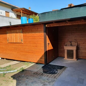 Casetta con tetto prolungato