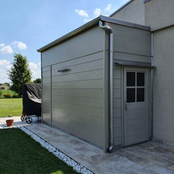 Casetta addossata a parate