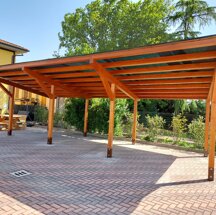 Car port multiplo Car port posato a rombo (lisca di pesce) per facilitarne l'ingresso