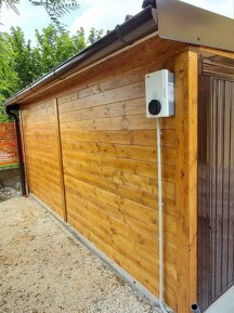 Garage addossato a pareto Garage con porta basculante